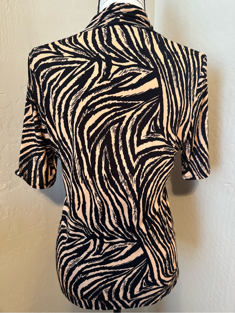 Carmen Marc Valvo Women's Short Sleeve Blouse Tiger Print Medium - Picture 4 of 10